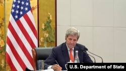 美國總統氣候變化事務特使約翰·克里(John Kerry)在天津出席與中國外長王毅的視訊會議（美國國務院提供照片）