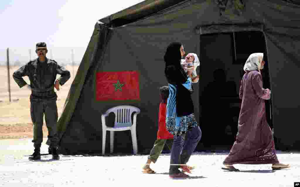 Những tị nạn Syria vừa được kiểm tra sức khỏe tại một bệnh viện dã chiến của quân đội Maroc trong trại tị nạn Mafraq, ở Jordan, 10/8/12