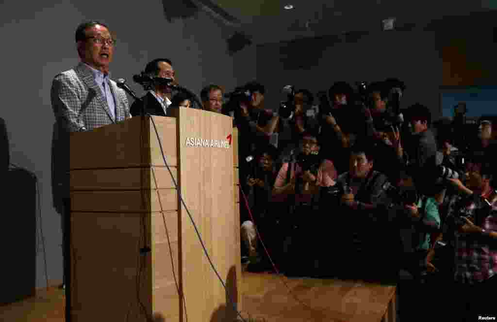 Chủ tịch hãng hàng không Asiana Yoon Young-Doo phát biểu trong cuộc họp báo tại Seoul, ngày 7/7/2013.