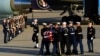 El ataúd del expresidente George H.W. Bush es llevado por una guardia de honor conjunta de varias ramas de las fuerzas armadas hasta la carroza fúnebre que lo trasladaría desde la Base Aérea Andrews, en Maryland, al Capitolio de EE.UU., en Washington D.C, Diciembre 3 de 2018.