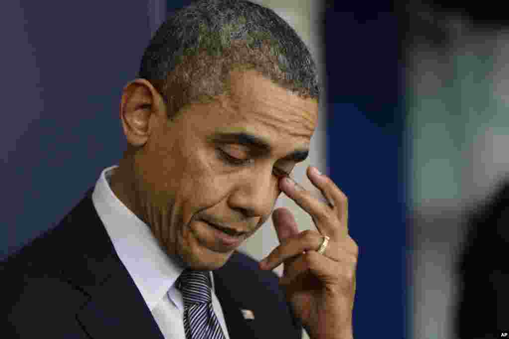 Tổng thống Barack Obama lau nước mắt khi nói về vụ nổ súng tại trường tiểu học ở Newtown, Connecticut, ngày 14/12/2012.