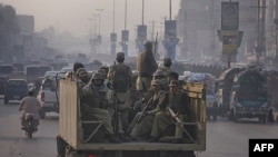 Lực lượng bán quân sự tuần tra trên đường phố Peshawar, tây bắc Pakistan, ngày 26 tháng 11, 2011