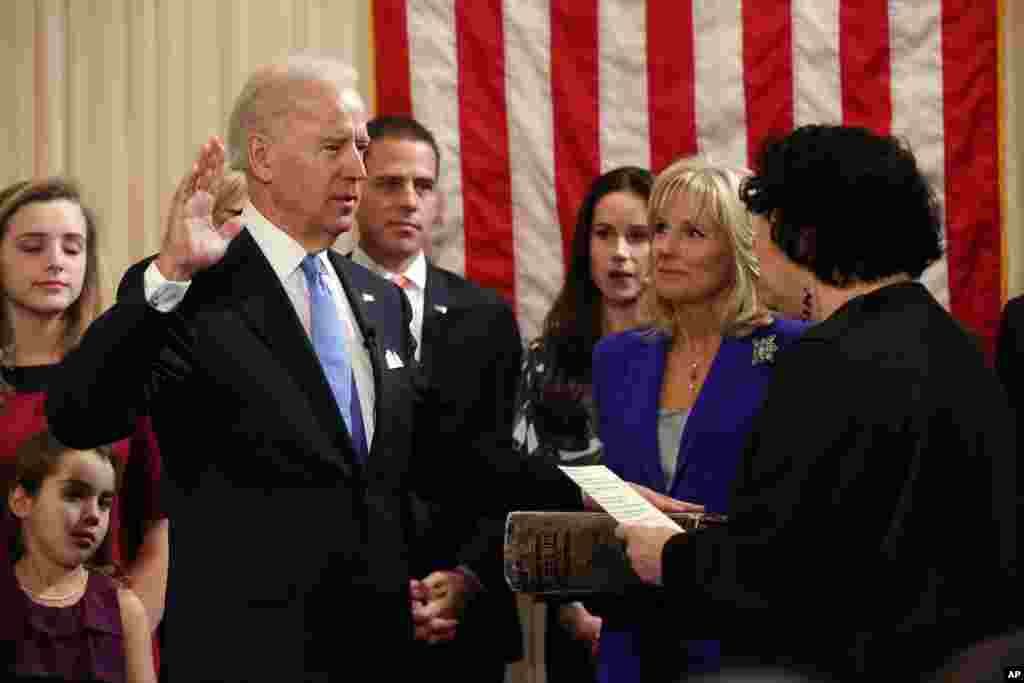 Phó Tổng thống Joseph Biden Jr. tuyên thệ nhậm chức trước Thẩm phánTối cao Pháp viện Sonia Sotomayor, ngày 20/1/2012.