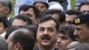 Thủ tướng Pakistan Yousuf Raza Gilani rời khỏi tòa nhà Tòa án Tối cao ở Islamabad, ngày 26/4/2012