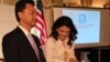 Isteri Duta Besar RI untuk AS, Rossa Rai Djalal (kanan), didampingi suaminya Dubes Dino Patti Djalal, memotong tumpeng dalam rangka peresmian Dewan Perempuan Indonesia-AS (The Indonesia-US Women's Council) di KBRI Washington DC 24/10 (foto: VOA/Vina Mubtadi). 