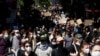 En el centro de Londres, las manifestaciones se volvieron violentas el domingo cuando la policía trató de despejar un cruce fuera del Parlamento.