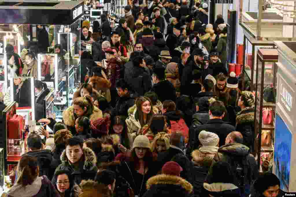 A large crowd of people shop during a Black Friday sales event at Macy's flagship store on 34th St. in New York City, U.S., Nov. 22, 2018. 