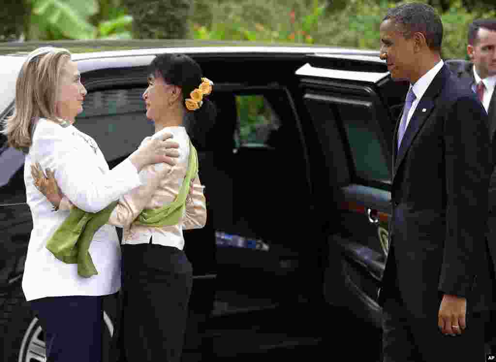 Bà Aung San Suu Kyi (giữa) đón tiếp Tổng thống Mỹ Barack Obama và Ngoại trưởng Hillary Clinton ở Rangoon, Miến Điện, ngày 19 tháng 11, 2012.
