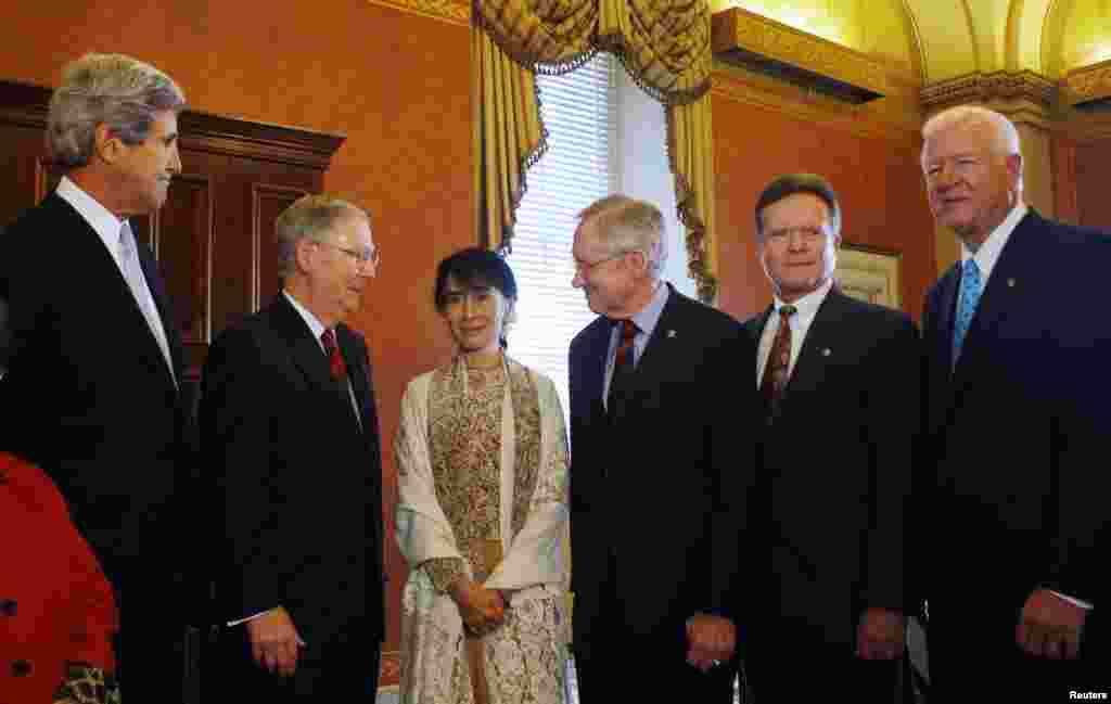 Bà Suu Kyi trò chuyện với các Thượng nghị sĩ (từ trái) John Kerry (Massachusetts), Mitch McConnell (Kentucky), Harry Reid (Nevada), Jim Webb (Virginia), and Saxby Chambliss (Georgia) 19/9/2012.