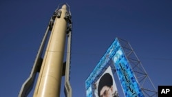 Tên lửa Ghadr-F được trưng bày bên cạnh chân dung lãnh tụ tối cao của Iran Ayatollah Ali Khamenei tại một cuộc triển lãm của Vệ binh Cách mạng Iran.
