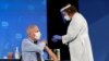 El principal experto en enfermedades infecciosas, Anthony Fauci, recibió el martes 22 de diciembre de 2020 la vacuna de Moderna contra el COVID-19. 