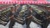 在朝鲜纪念金日成生日的庆典阅兵中，军人在行进（2012年4月15日）