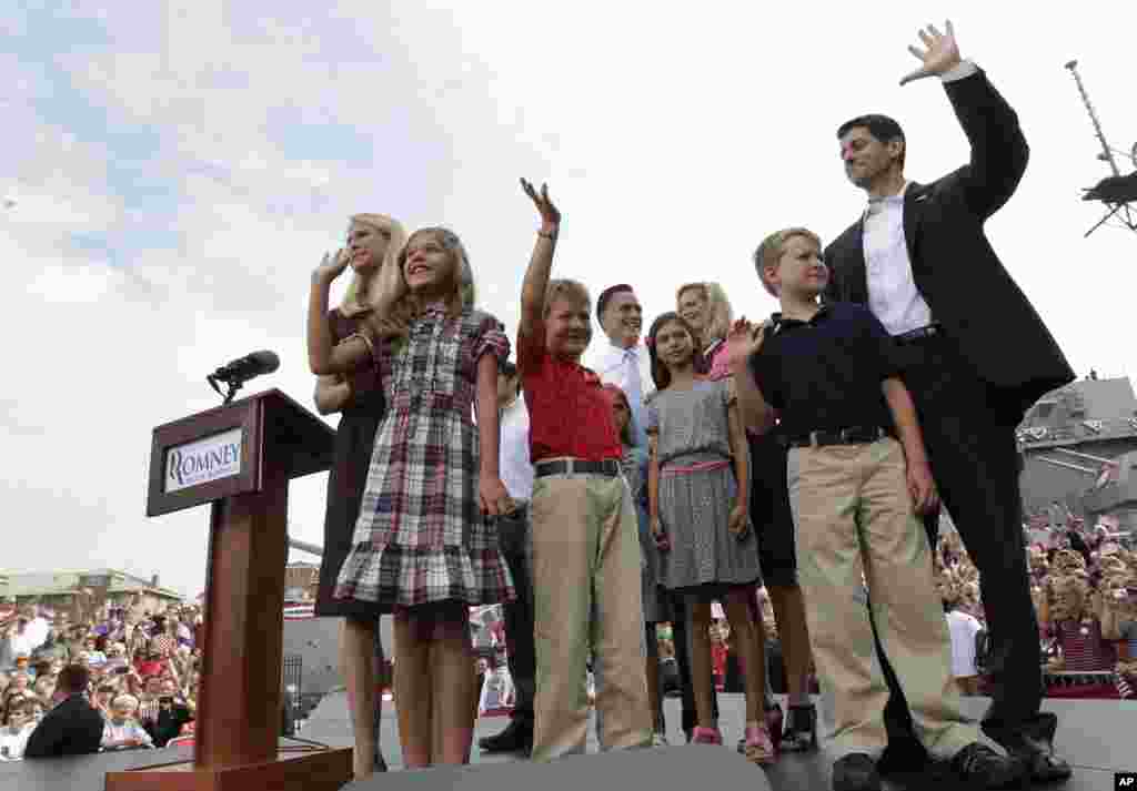 Ông Ryan và gia đình vẫy chào đám đông. Phía sau là gia đình ông Romney.