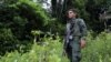Un policía antinarcóticos monta guardia durante una operación de erradicación en una plantación de hojas de coca en Tumaco, Colombia, el 26 de febrero de 2020.