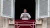 ARCHIVO - El papa Francisco reza el Ángelus en la Plaza de San Pedro del Vaticano, el domingo 27 de febrero de 2022. 