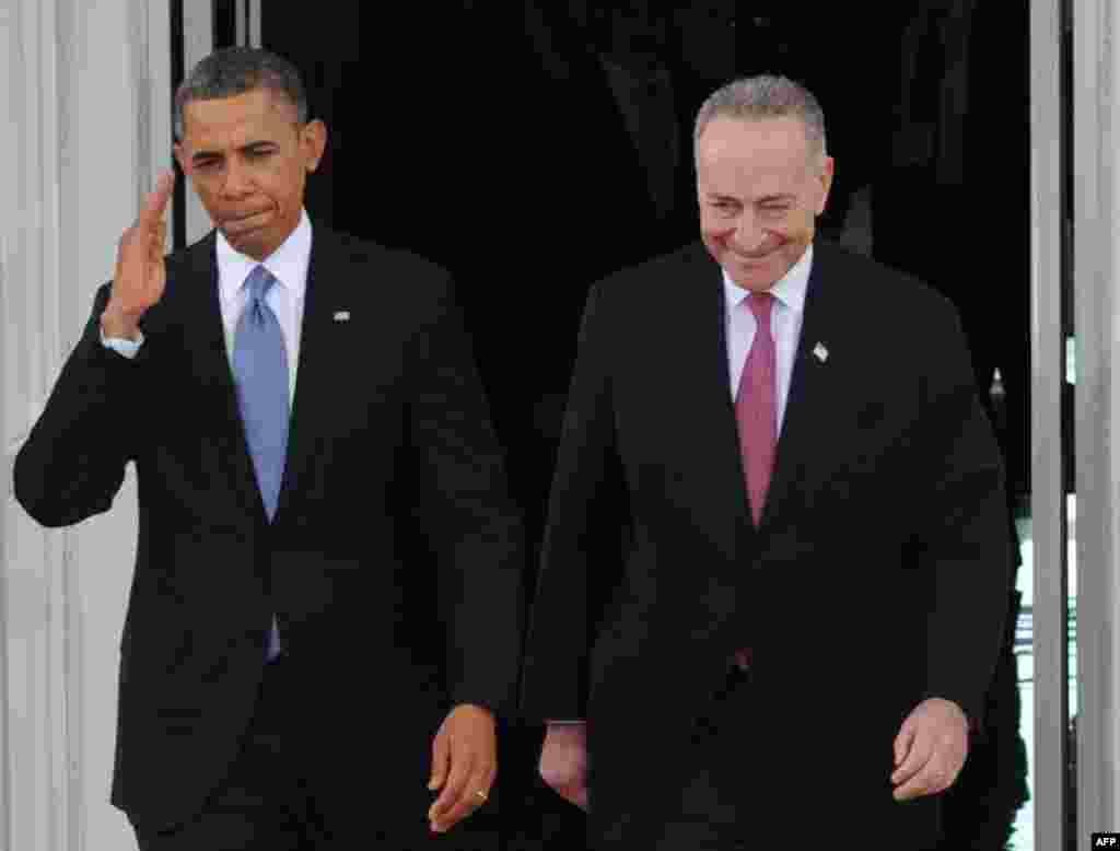 Tổng thống Barack Obama và Thượng nghị sĩ đảng Dân chủ Chuck Schumer, rời Tòa Bạch Ốc để đến Điện Capitol, ngày 21/1/2013.