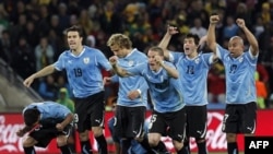 Cầu thủ đội Uruguay vui mừng sau khi Dominic Adiyiah của đội Ghana không ghi được bàn trong cú phạt đền