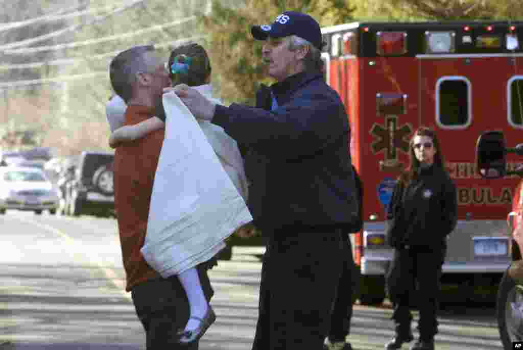 Một bé gái được sơ tán ra khỏi trường tiểu Sandy Hook sau vụ nổ súng, ngày 14/12/2012.