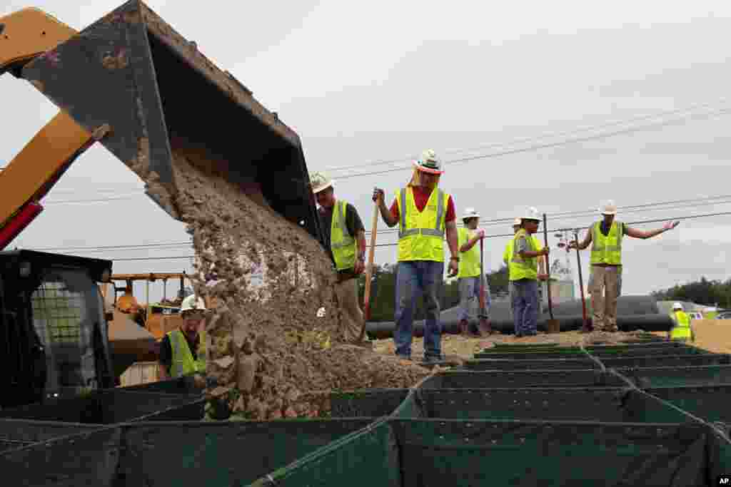 Công nhân tấn thêm đất cho con đường số 23 của quận Plaquemines, tiểu bang Louisiana, chuẩn bị chờ bão. 28/8/2012.