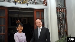 Bà Aung San Suu Kyi gặp Ngoại trưởng Anh William Hague tại Yangon, ngày 5/1/2012. Đây là chuyến đi thăm đầu tiên của một Bộ trưởng Ngoại giao Anh đến Miến Ðiện trong hơn 50 năm qua