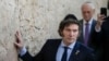 ARCHIVO – El presidente argentino Javier Milei toca el Muro de los Lamentos, el sitio de oración más sagrado para los judíos, en la Ciudad Vieja de Jerusalén, el 6 de febrero de 2024. 