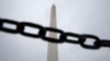 El obelisco de Washington visto detrás de una cadena de seguridad, en la Alameda Nacional simboliza el cierre parcial del gobierno federal, que el martes 15 de enero cerró su vigésimo quinto día, sin visos de solución.