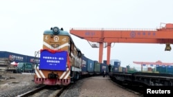 资料照：中国浙江省义乌火车站一列开往波兰的货运火车。（2018年1月24日）