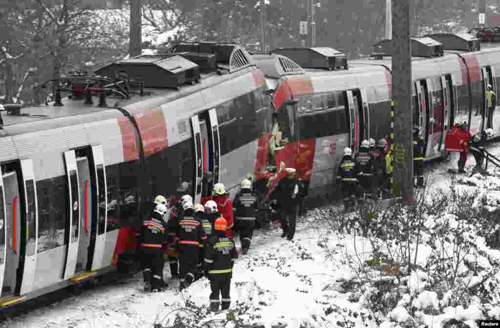 Nhân viên cứu hộ Áo tại địa điểm xảy ra tai nạn đường sắt gần thủ đô Vienna. (Reuters)