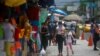 La gente camina por un área comercial en el centro de San Salvador, El Salvador, durante la pandemia del COVID-19, el 20 de julio del 2020. 