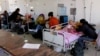 Archivo - Una madre alimenta a su hijo en el Hosptial JM de los Ríos en Caracas, Venezuela, el 22 de febrero de 2017.