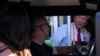 El candidato presidencial republicano y ex presidente estadounidense Donald Trump sirve comida en un restaurante McDonalds en Feasterville-Trevose, Pensilvania, EE.UU., 20 de octubre de 2024. REUTERS