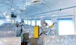 Un trolley bus es desinfectado en medio de temores del coronavirus en Pyongyang, Corea del Norte, el 22 de febrero de 2020.