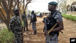 Binh sĩ chính phủ Mali tuần tra tại Kati, bên ngoài thủ đô Bamako