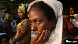 Người Rohingya chờ đợi để nhận phẩm vật cứu trợ của WFP tại trại tị nạn Thae Chaung ở Sittwe, bang Rakhine.