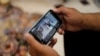 Un médico iraquí mira un video en las redes sociales que lo muestra siendo golpeado violentamente por los familiares de una víctima de COVID-19 en su hospital durante una entrevista con Reuters, en Irak, el 13 de septiembre de 2020.
