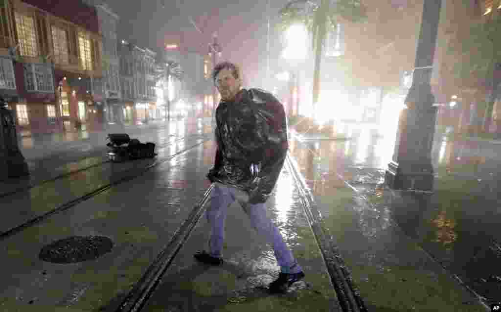 Một người băng qua Canal Street, một trong những con đường chính của New Orleans, bây giờ vắng tanh. 28/8/2012.