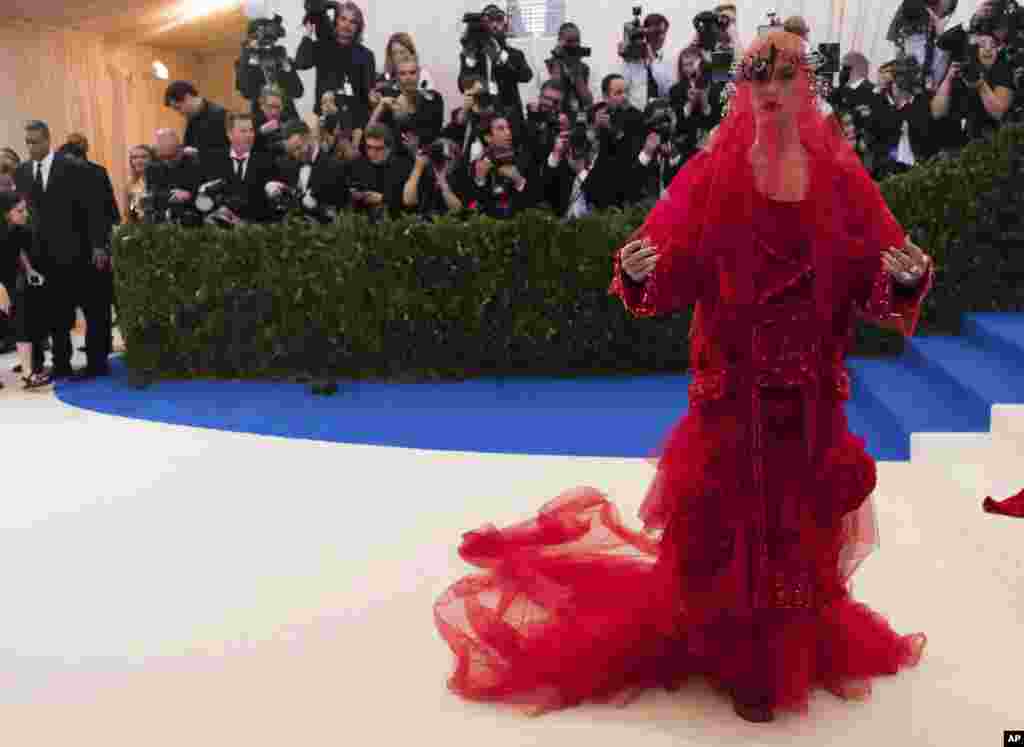 美国著名歌手凯蒂&middot;佩芮(Katy Perry) 参加在纽约大都会博物馆举办的时装馆慈善晚会，庆祝&quot;中间的艺术&quot;展览开幕。（2017年5月1日）