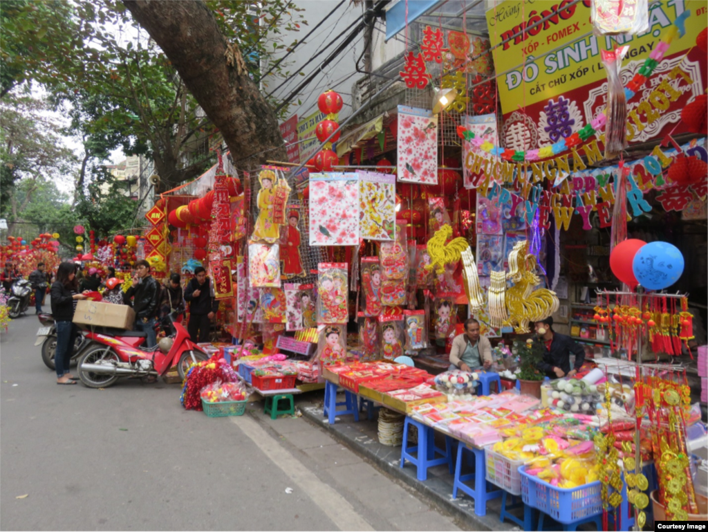 Bên trong chợ hoa Tết Hàng Mã là cả một thế giới đồ trang trí Tết. 