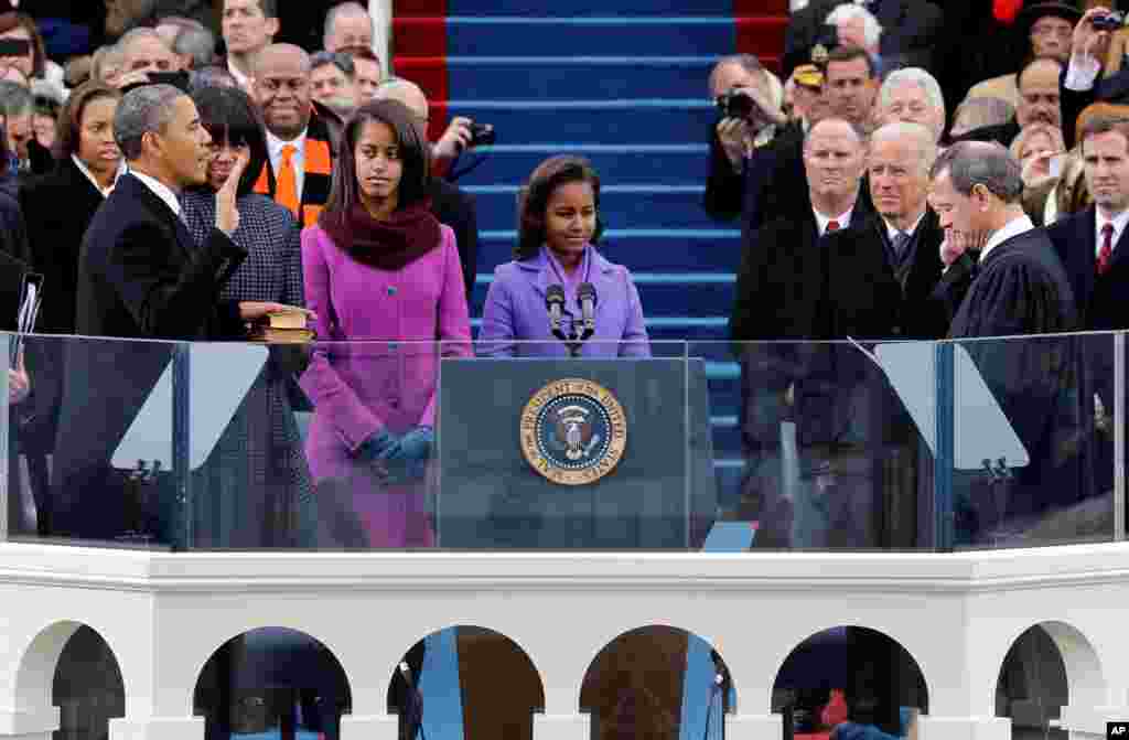 Tổng thống Barack Obama tuyên thệ nhậm chức nhiệm kỳ hai trướcChánh án Tối cao Pháp viện John Roberts tại Điện Capitol, ngày 21/1/2013. 