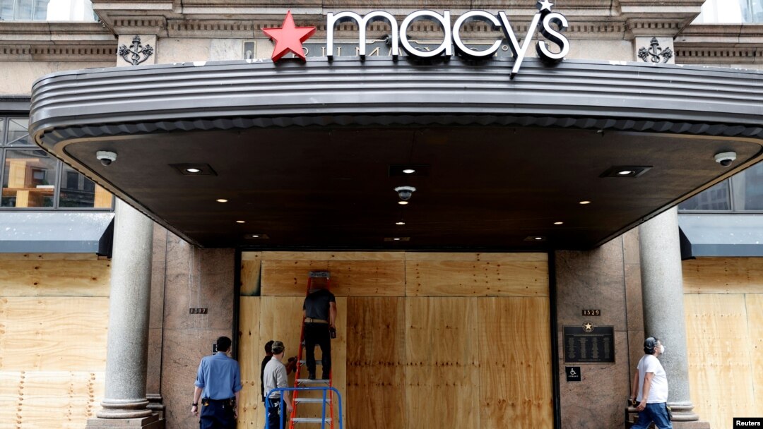 Radnici u Njujorku obezbeđuju robnu kuću "Macys" koja je opljačkana i demolirana tokom nereda