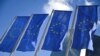 ARCHIVO: Las banderas de la Unión Europea ondean el día en que la presidenta del Banco Central Europeo (BCE), Christine Lagarde, habla con los periodistas después de la reunión de política monetaria del Consejo de Gobierno en Frankfurt, Alemania, el 12 de septiembre de 2024.