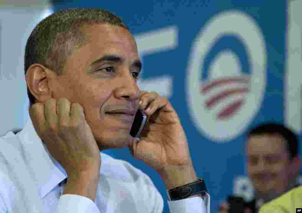 Tổng thống Obama gọi cho các người tình nguyện làm việc trong ban vận động của ông ở tiểu bang Wisconsin trong lúc ông đi thăm một trung tâm kêu gọi cử tri đi bầu cho ông ở Chicago sáng ngày bầu cử.