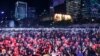 2019年6月26日，在G20峰会召开前，香港示威者挥动智能手机，敦促国际社会支持他们要求政府撤回引渡法案。