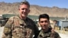 El alcalde de North Ogden, Brent Taylor (izquierda) junto a su amigo el teniente Kefayatullah, quien según el mensaje que Taylor escribió en Facebook, murió en combate el día antes de las elecciones en Afganistán.