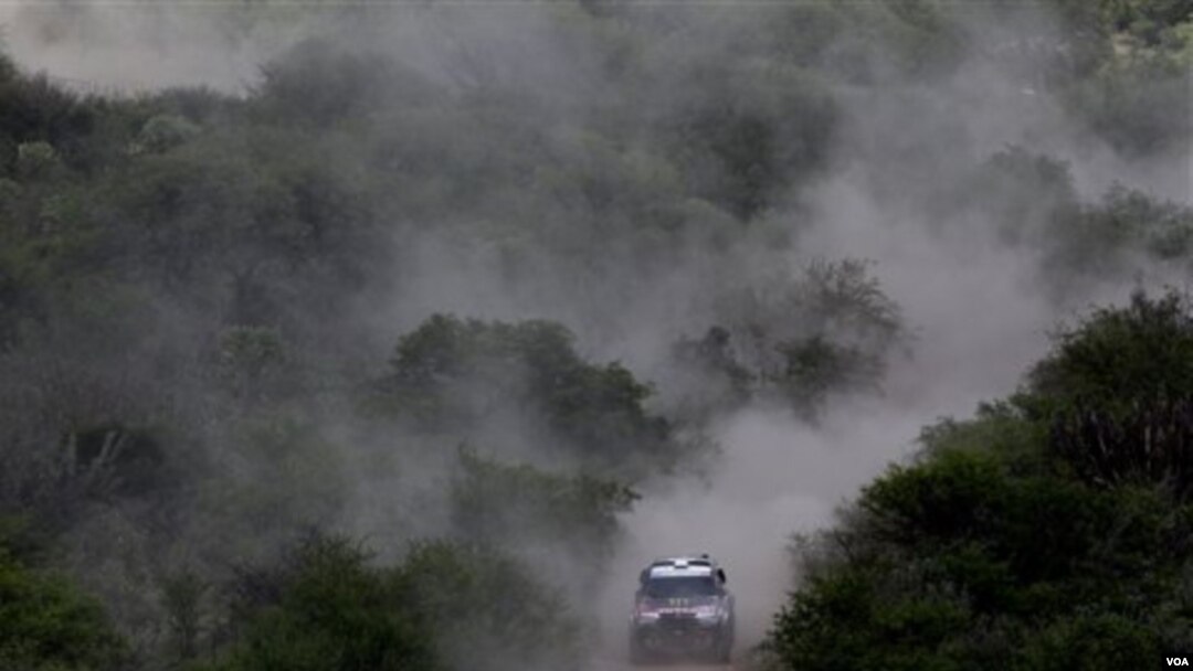 Impresionante imágen del rally Dakar Argentina-Chile, el próximo año la competencia se extenderá a otros países de la región.