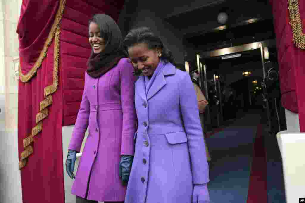 Hai con gái của Tổng thống Obama Malia và Sasha đến Điện Capitol dự lễ tuyên thệ nhậm chức.