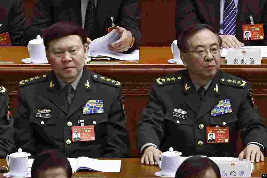 2017年3月8日,中共中央军委联合参谋部参谋长房峰辉(右)和中共中央军委政治工作部主任张阳(左)在北京人大会堂参加全国人大会议。他们在2017年8月被免除上述职务,两人都没有成为中共十九大代表,而其他一些将要退休的军委委员和高级将领仍然在代表名单里。这是张阳和房峰辉的不祥之兆。在本网随后的问卷调查(9月6日)中,81%的投票者选择了“这证实外媒关于其出事被查之说,他们将被整肃 ” 。2016年1月,张阳担任新组建的中央军委政治工作部主任。后来他被调查。2017年11月28日,新华社报道, 经调查核实,张阳严重违纪违法,涉嫌行贿受贿、巨额财产来源不明犯罪。经组织安排,张阳接受组织谈话期间一直在家居住。2017年11月23日上午,张阳在家中自缢死亡 。