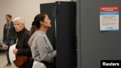 资料照片：佐治亚州选民在玛丽埃塔的一处投票站提前投票。(2024年10月15日)