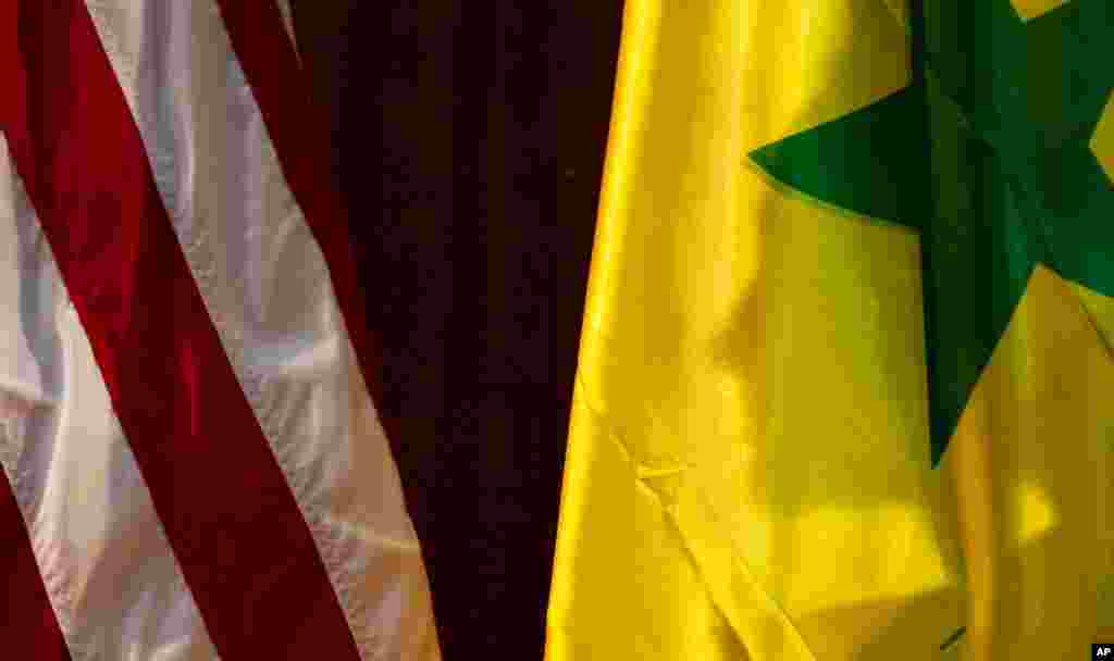 Bóng bà Clinton in trên quốc kỳ Senegal trước khi bà diễn thuyết tại Đại học Cheikh Anta Diop ở Dakar, 1 tháng 8, 2012.