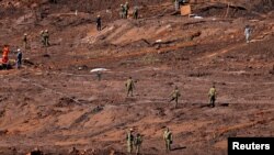 El personal militar israelí busca víctimas de desplome de una presa de la compañía minera brasileña Vale SA, en Brumadinho, Brasil, el 30 de enero.